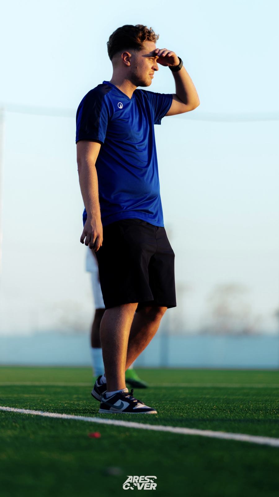 Costas observando el entrenamiento desde la banda