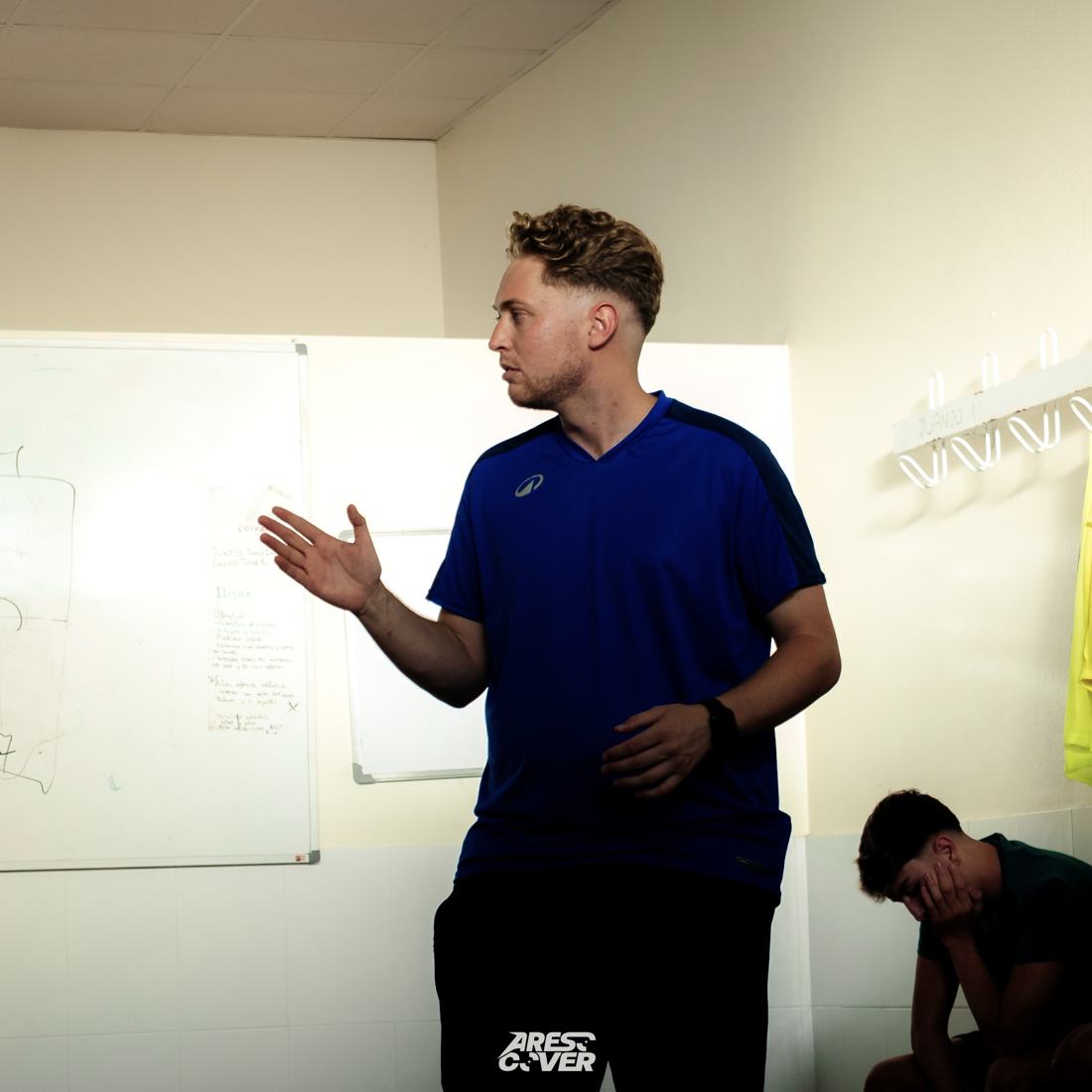 Costas dando una charla a sus jugadores en el vestuario